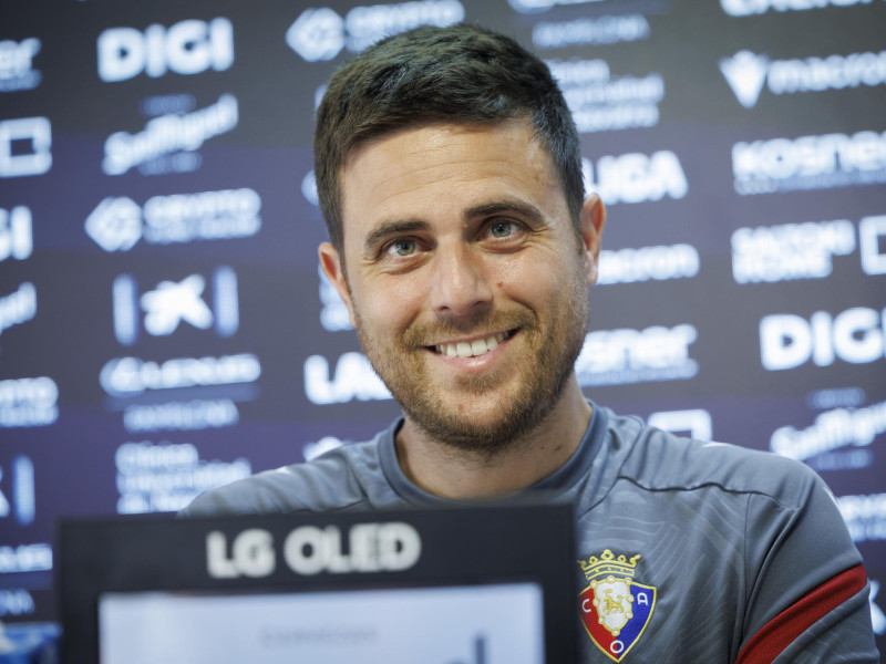 El entrenador de Osasuna, Alessio Lisci, durante la rueda de prensa que ha ofrecido este lunes en Tajonar