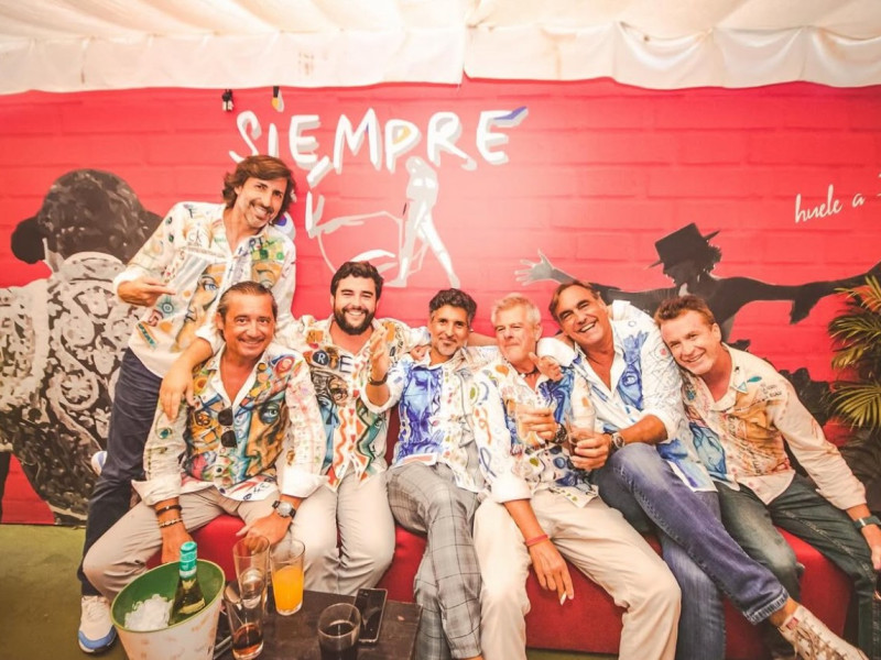 El pintor Andrés Mérida entregará una de sus míticas camisas de arte al actor Pablo Puyol.