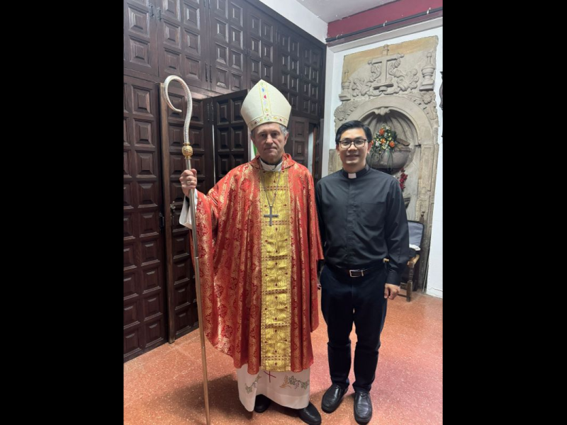 El obispo de Bilbao, Joseba Segura, viaja a Vietnam acompañado del sacerdorte vietnamita Hoat Bui