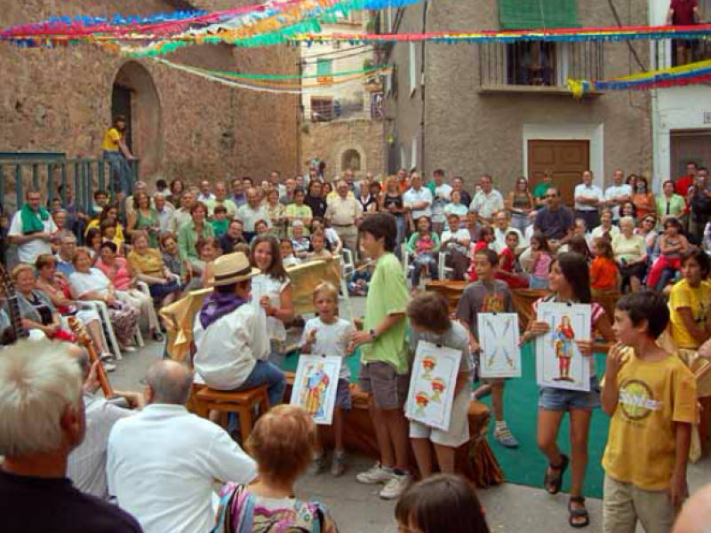 La partida de guiñote viviente de Olba congrega a todo el pueblo