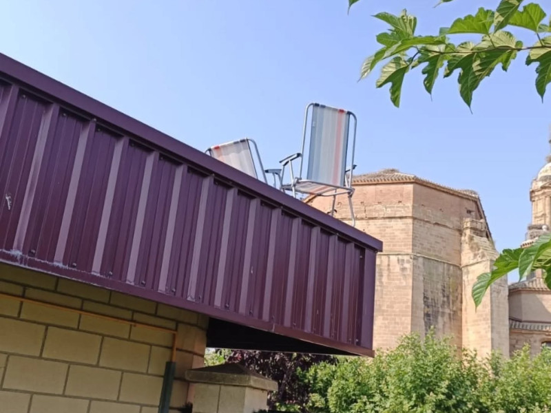 Sillas de piscina por los tejados en Agoncillo