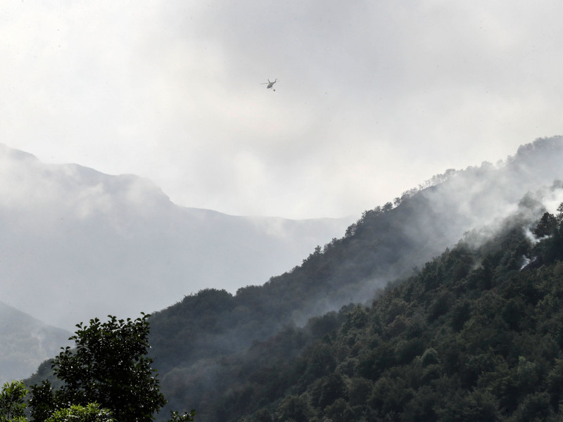Un helicóptero trabajando en el incendio de Villar de Vildas, en Somiedo