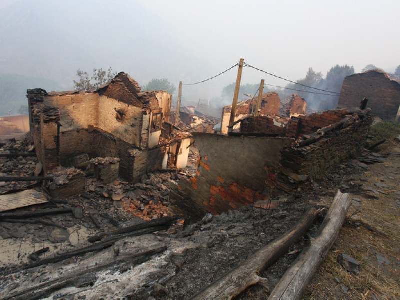 El pueblo de Lusio (León), arrasado por el fuego