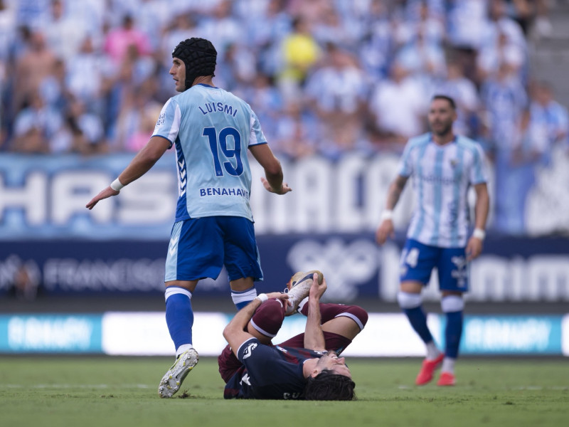 El mediocentro abarca mucho en medio para Pellicer, que lamentó su prolongada baja.