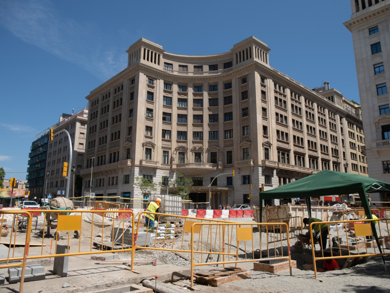 (Foto de ARCHIVO)Un operario durante las obras en Vía Laietana, a 1 de agosto de 2023, en Barcelona, Catalunya (España). Los operarios y las máquinas trabajan en múltiples puntos de la Via Laietana con el objetivo de tener el primer tramo de remodelación, entre las plazas Urquinaona y Antoni Maura, listo en septiembre, después de 17 meses de obras, tres más de lo previsto, debido principalmente a la aparición de restos arqueológicos.David Zorrakino / Europa Press01 AGOSTO 2023;BARCELONA;CATALUNYA;OBRAS VIA LAIETANA01/8/2023