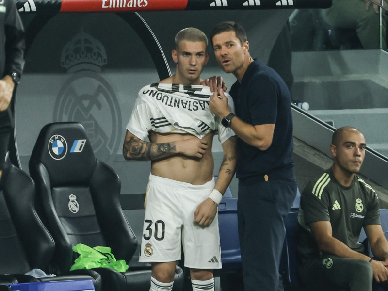 - El entrenador del Real Madrid Xabi Alonso (d) da instrucciones a Franco Mastantuono durante el partido de la primera jornada de LaLiga que Real Madrid y Atlético Osasuna disputan hoy martes en el estadio Santiago Bernabéu. EFE/Mariscal