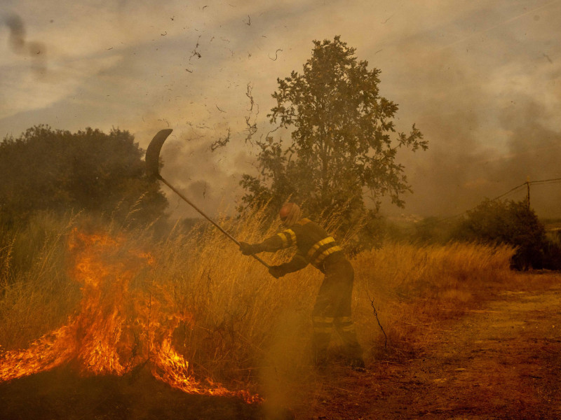 Un voluntario realiza labores de extinción en el incendio de Oímbra (Ourense)