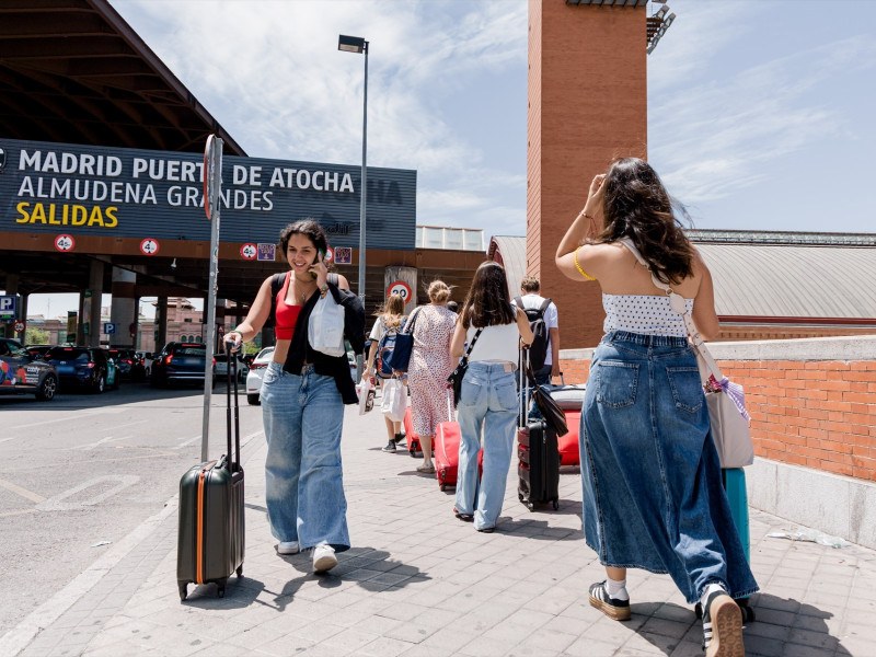 Varias personas en el exterior de la estación de trenes Puerta de Atocha-Almudena Grandes