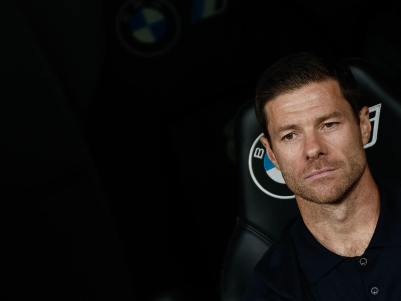 El entrenador del Real Madrid, Xabi Alonso, antes de comenzar el partido de la primera jornada de LaLiga que Real Madrid y Atlético Osasuna disputan hoy martes en el estadio Santiago Bernabéu