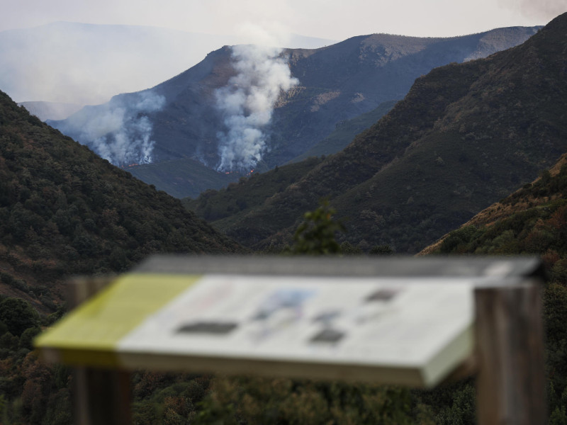 El incendio de Larouco (Ourense), visto desde la aldea de lucense de Vicuña, amenaza áreas protegidas en los montes de O Courel