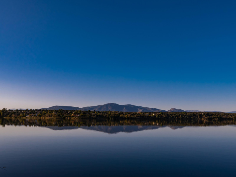 Paisaje otoñal en el embalse de la presa de Cazalegas