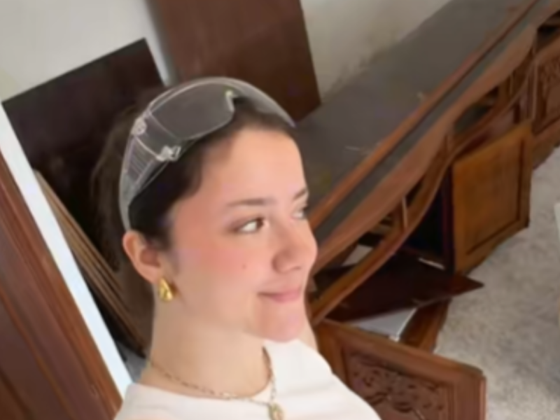 Paula rehabilitando muebles