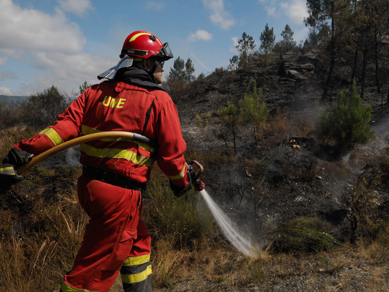 Un efectivos de la Unidad Militar de Emergencis (UME) trabaja en las labores de extinción del fuego en la parroquia de Bendollo (Quiroga)