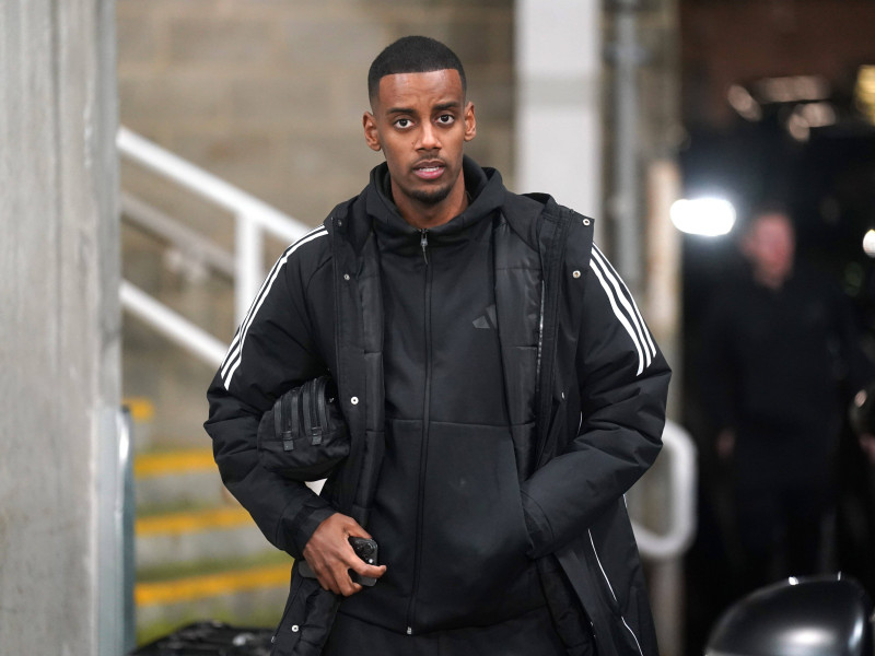 El Newcastle niega que le prometiera a Isak dejarle salir.