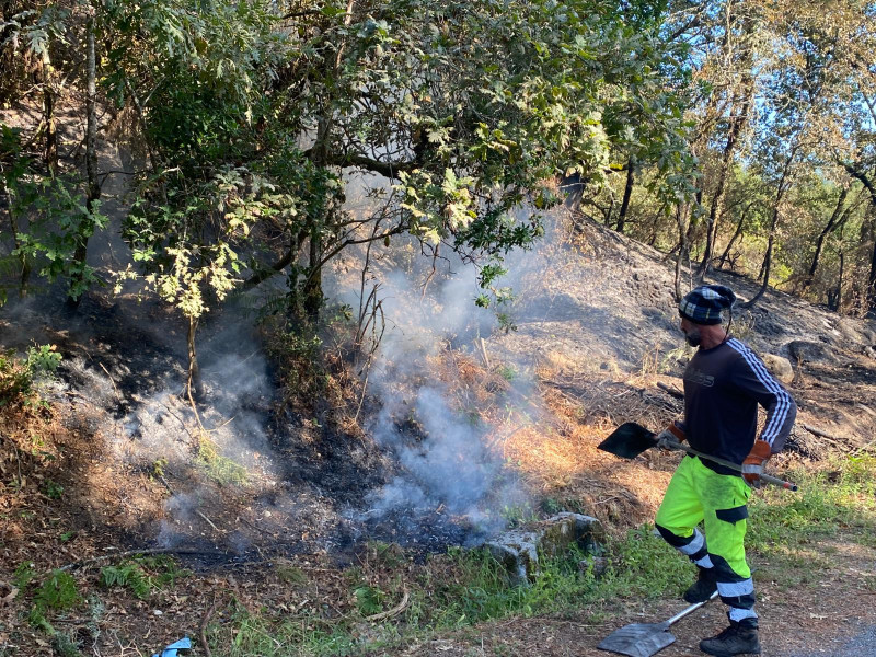 Antonio, brigadista de Carballeda de Avia, evita que se reavive un foco del incendio