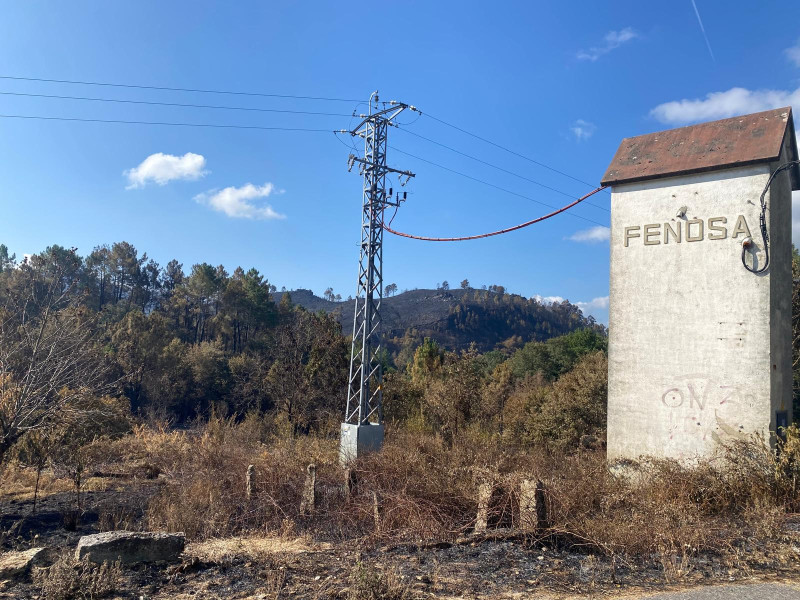 Estación de Fenosa rodeada de tierra quemada