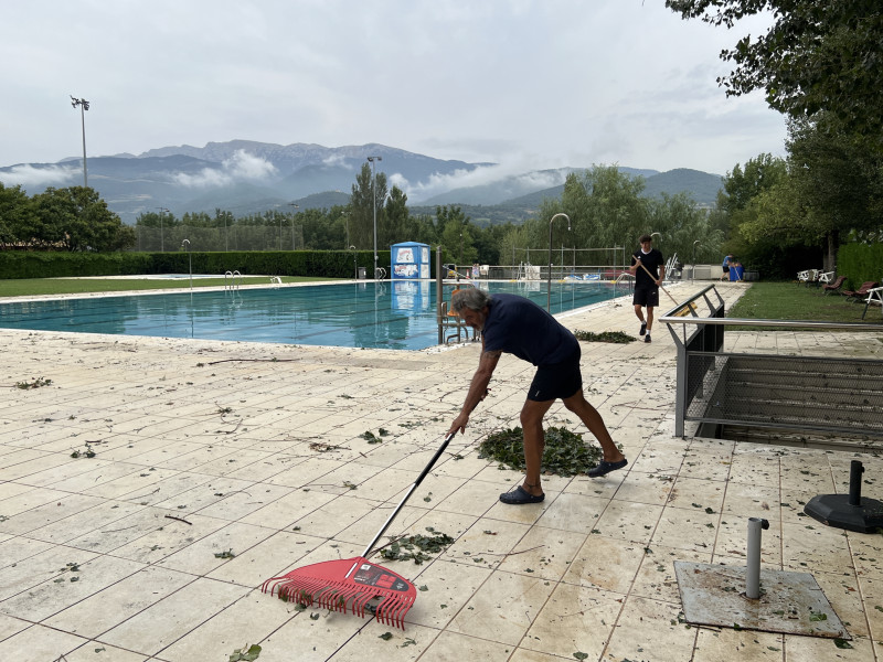 Operarios limpiando el entorno de la piscina municipal de la Seu d'Urgell