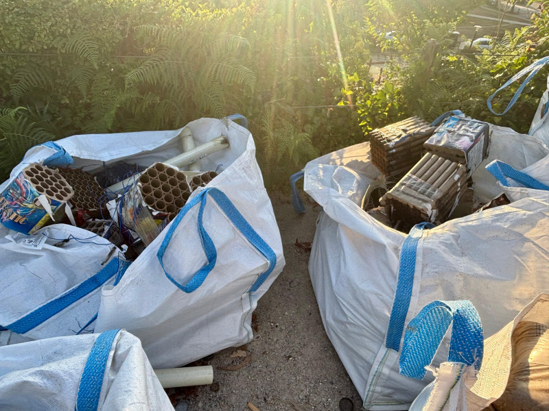 Sacas con restos del material pirotécnico