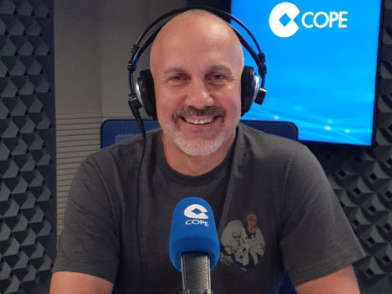 Julio Álamo en el estudio de radio de la Cope
