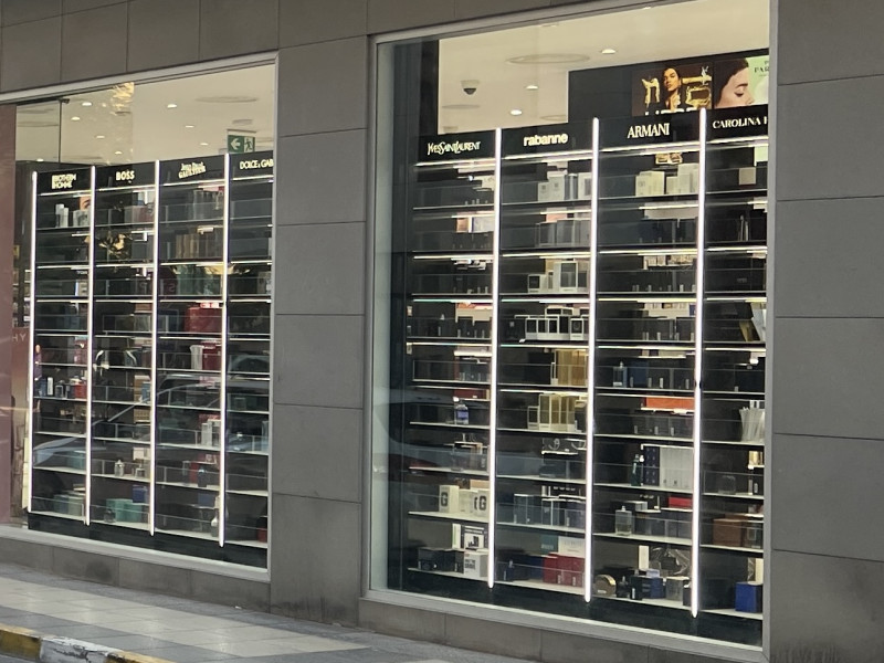 Perfumería en la calle Mártires, en Almendralejo