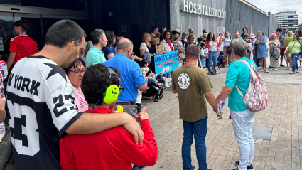 Concentración silenciosa frente al HUCA, en defensa de una "sanidad inclusiva"