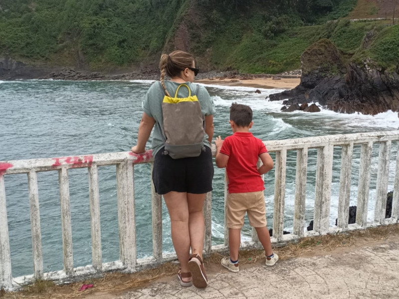 Esther Fernández junto a su hijo, Pedro