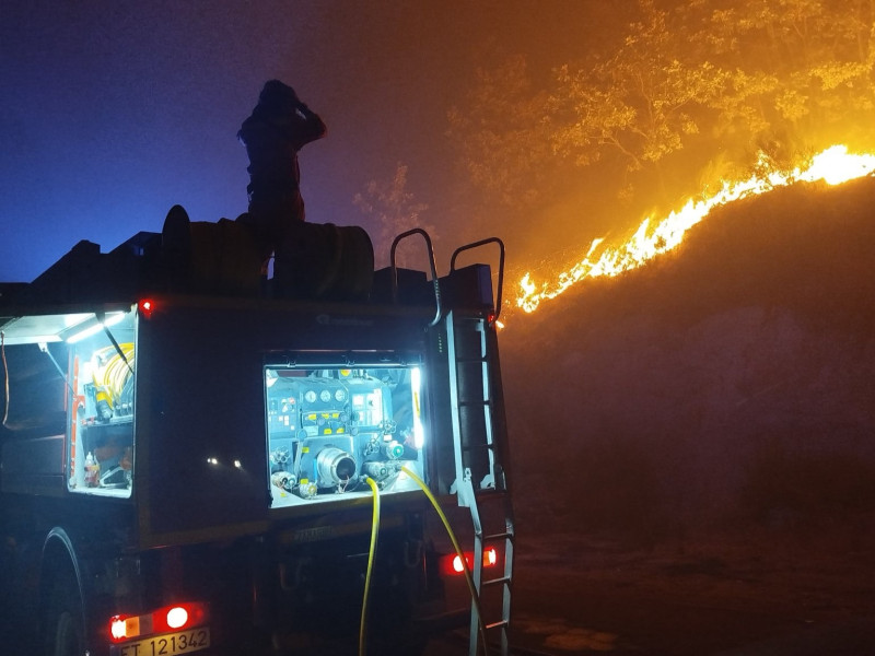 Equipos de extinción durante las labores en uno de los incendios de Cangas del Narcea