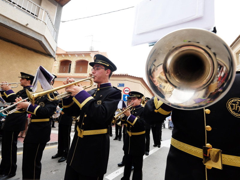 Un grupo de música toca durante la Semana Santa