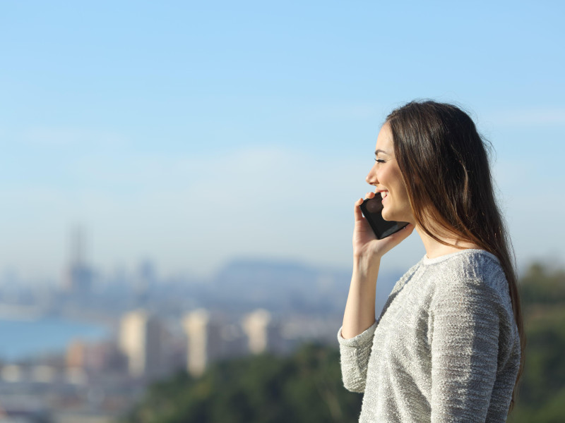 Una chica llamando por teléfono