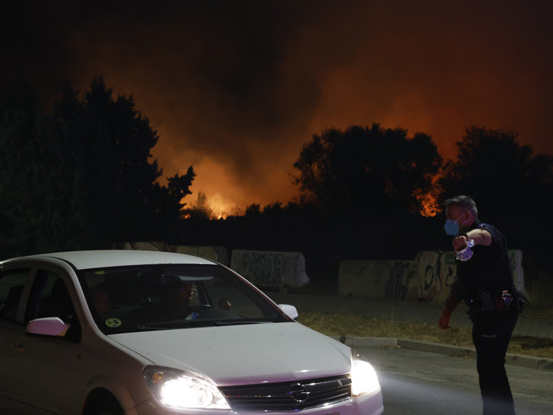 TRES CANTOS (MADRID), 11/08/2025.- El incendio que se ha declarado en la tarde de este lunes en la localidad madrileña de Tres Cantos ha obligado a desalojar dos urbanizaciones próximas al fuego, las de Soto de Viñuelas y Fuente El Fresno. Se ha declarado la situación operativa 2 por el fuego, en el que participan catorce dotaciones de Bomberos de la Comunidad de Madrid y tres helicópteros. El fuerte viento en la zona está complicando su extinción al empujarlo con fuerza. EFE/Mariscal
