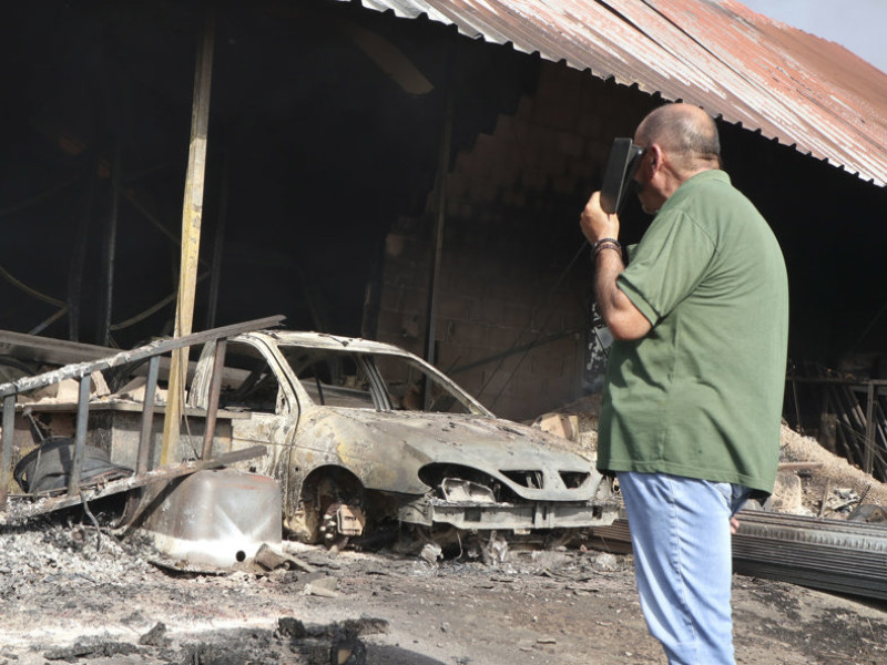 CUBO DE BENAVENTE (ZAMORA), 11/08/2025.- Imagen de los daños provocados por un incendio en Cubo de Benavente (Zamora), este lunes. La situación de este incendio forestal, que se inició en Molezuelas de la Carballeda (Zamora), ha mejorado tras haber quemado desde el domingo a primera hora de la tarde dos casas, naves y unas 3.500 hectáreas de terreno, y obligar a desalojar unas 850 personas en cuatro pueblos zamoranos. EFE/ Mariam A. Montesinos