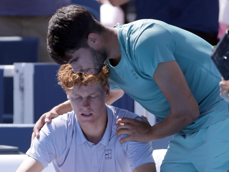 Carlos Alcaraz (dcha) anima al italiano Jannik Sinner tras retirarse del Masters 1.000 de Cincinnati que se adjudicó el tenista español por primera vez