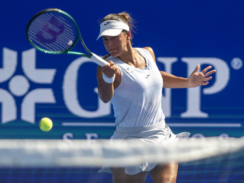 La española Jessica Bouzas devuelve la bola ante la rusa Kamilla Rakhimova este lunes, durante un partido de la primera ronda del Abierto de Tenis de Monterrey, en Monterrey