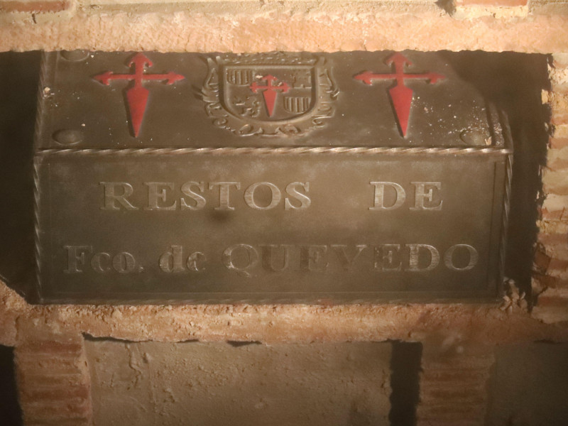Villanueva de Los Infantes, Ciudad Real, España: Tumba donde reposan los restos del escritor Francisco de Quevedo en la iglesia de San Andrés.