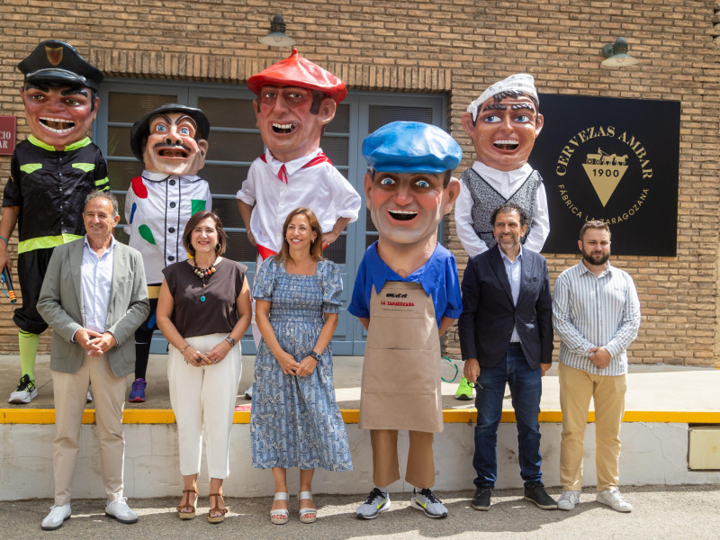El Maestro Cervecero junto a otros cabezudos de la comparsa de San José.