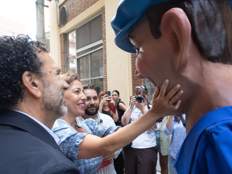 La alcaldesa Natalia Chueca ha asistido a la presentación del nuevo cabezudo.