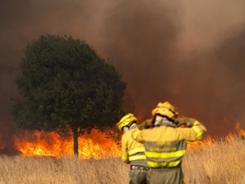 Bomberos trabajan para extinguir el incendio en Molezuelas de la Carballeda, Zamora
