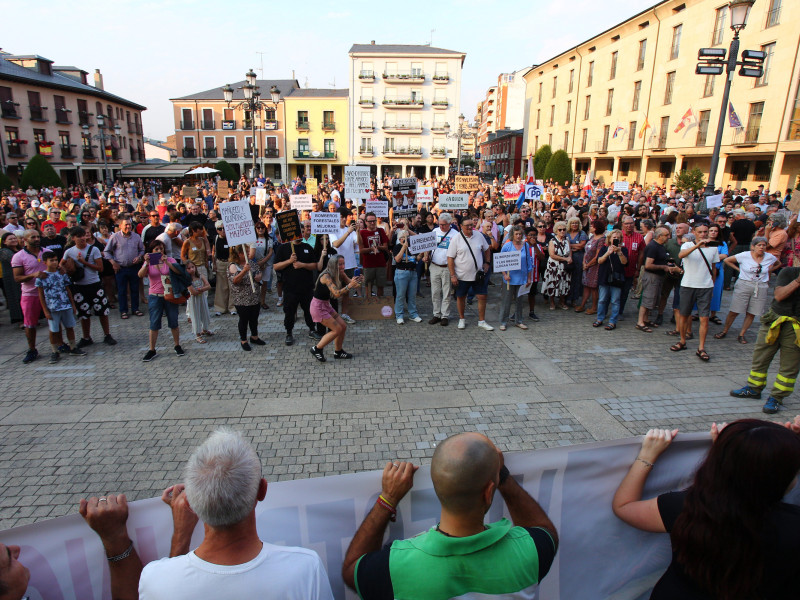 Concentración de protesta contra la gestión llevada a cabo de los incendios forestales que asolan la provincia de León organizada por la Plataforma Ciudadana Stop Incendios Noroeste Peninsular