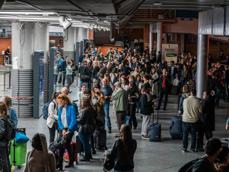 Decenas de personas esperan tras el retraso o cancelación en sus trenes en la estación de Puerta de Atocha
