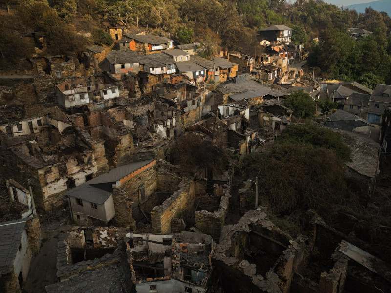 Casas quemadas en la aldea de San Vicente de arriba, en Vilamartín de Valdeorras