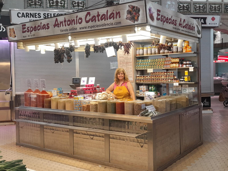 Pilar en su puesto de especias, Mercado Central de València
