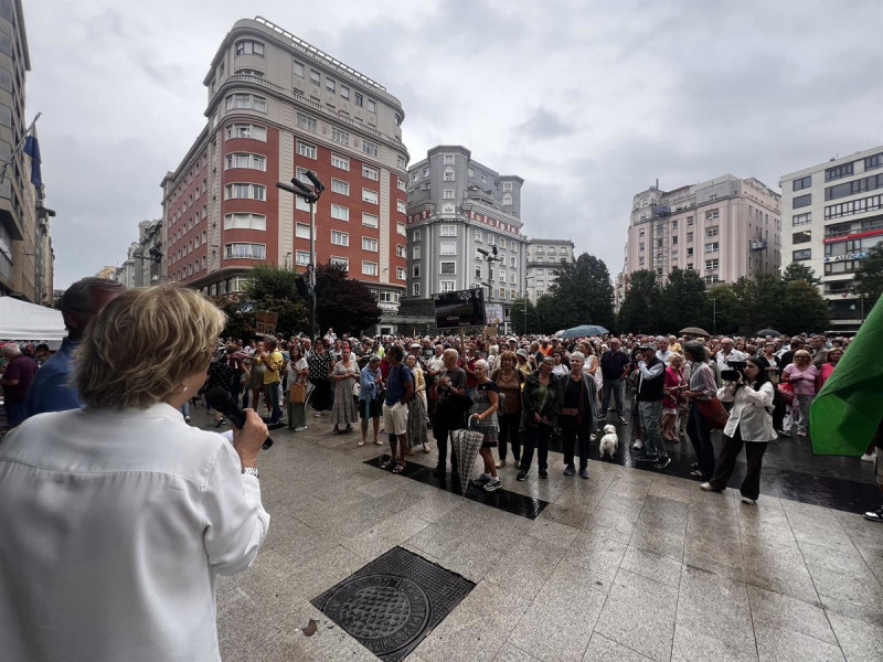 Concha Calzada, durante la concentración en la plaza del Ayuntamiento de Santander