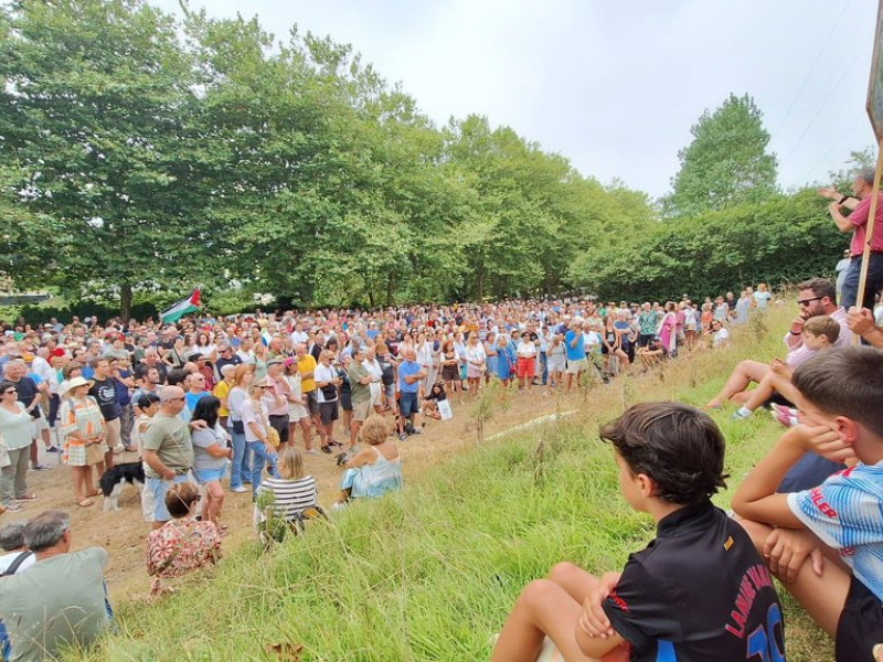 Protesta de vecinos por la construcción de un aparcamiento de autocaravanas en Mataleñas