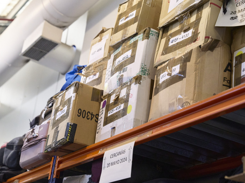Diferentes cajas y objetos clasificados estanterías, en la oficina de Objetos Perdidos del Ayuntamiento, a 20 de agosto de 2025, en Madrid (España). La oficina es la encargada de custodiar los bienes extraviados que depositan los ciudadanos o las entidades colaboradoras que los encuentran.Jesús Hellín / Europa Press20/8/2025