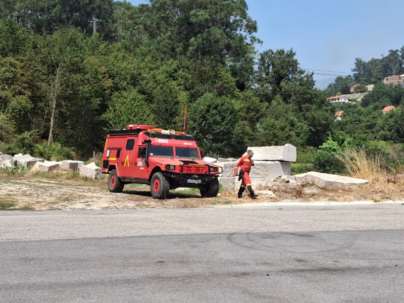 La UME, en el puesto de mando avanzado del incendio de Vilaboa (Pontevedra)