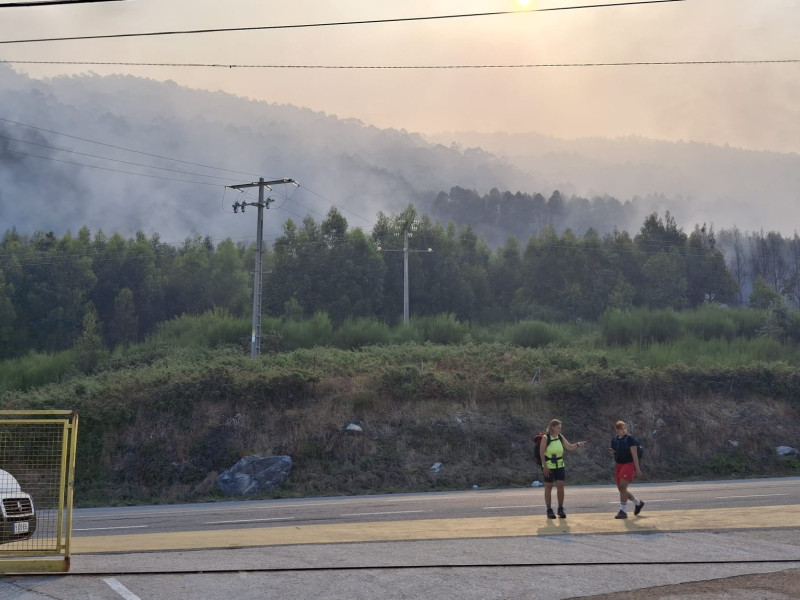El incendio en Oia sigue muy cerca del cámping de Mougás. Vista desde la entrada