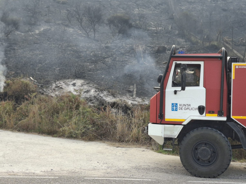 Los bomberos trabajan en sofocar el incendio de Mougás