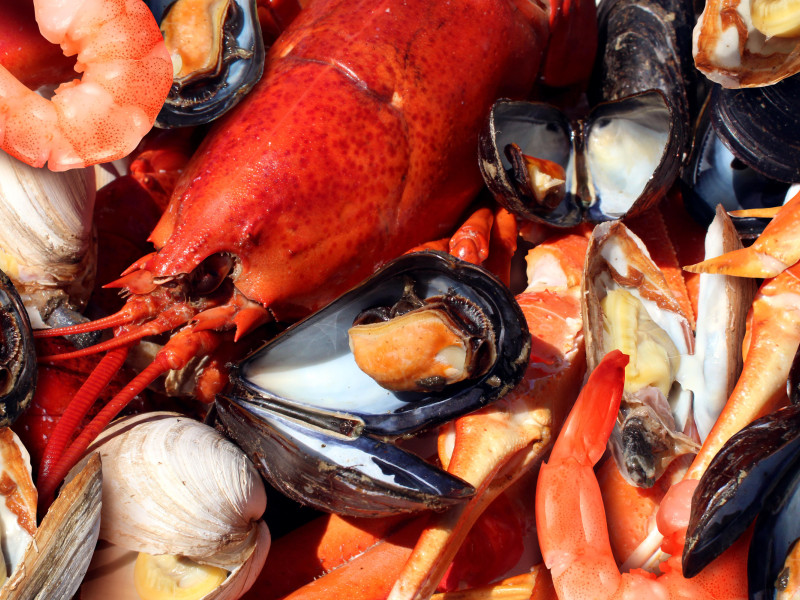 Un surtido de mariscos de la zona