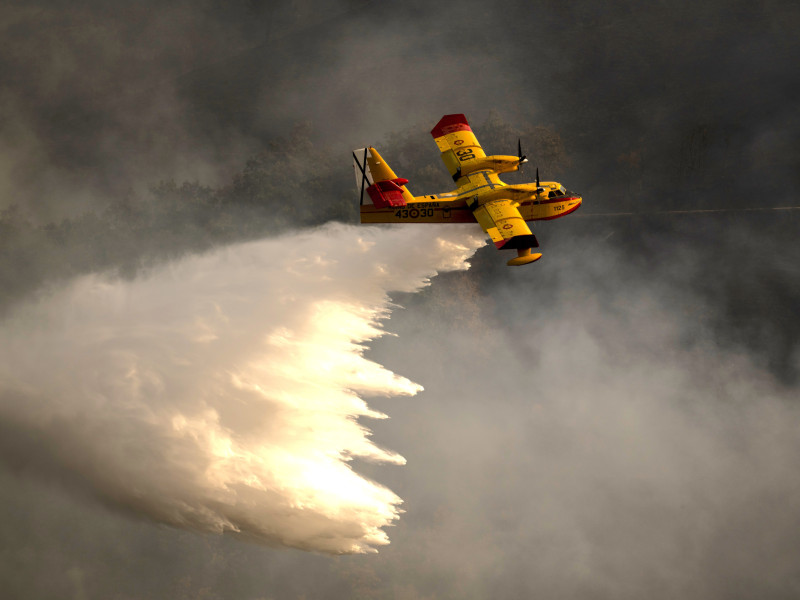 Hidroavión en el incendio en Maceda (Ourense).