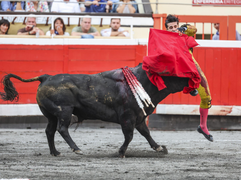 Momento de la voltereta sufrida por Talavante ante el quinto toro de Garcigrande